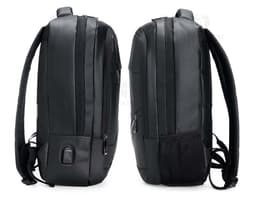 Mochila Couro Sintético 18 Litros em cor marrom escuro, possui alças ajustáveis e fecho com zíper. Ideal para uso diário ou