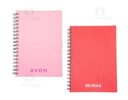 Caderno Cromato em design preto, com páginas em branco para anotações e espaço para adicionar mensagens e listas. Possui capa