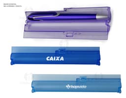 Estojo com régua moderno e colorido, contendo diversos materiais de escrita e desenho como lápis, canetas, papel e