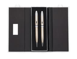 Conjunto de Caneta e Lapiseira Metal em um ambiente de escritório, com notebook, papel, documentos e outros materiais de