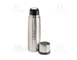 Garrafa térmica de 500ml em inox, com design elegante e tampa de metal, refletindo a luz. A garrafa é vazia e possui uma