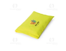Bolsa de poliéster de color negro, con correa ajustable y compartimentos internos.