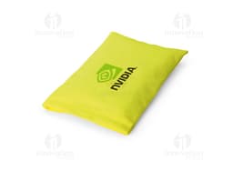 Bolsa de poliéster de color negro, con correa ajustable y compartimentos internos.