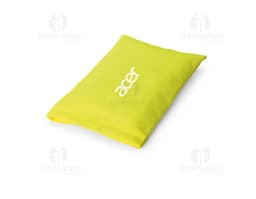 Bolsa de poliéster de color negro, con correa ajustable y compartimentos internos.