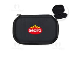 Astuccio in nylon nero con zip e manico, ideale per riporre materiali scolastici o da ufficio.