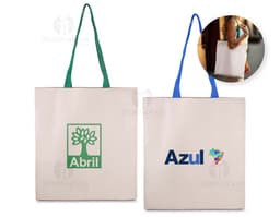 Sacola em Algodão marrom vazio, em um fundo branco. A sacola tem alças e possui um design elegante e casual. Ideal para