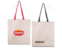Sacola em Algodão marrom vazio, em um fundo branco. A sacola tem alças e possui um design elegante e casual. Ideal para
