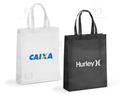 Sacola non-woven marrom e amarela, vazia, com alças e etiqueta de preço. Representação de um produto de luxo para compras e