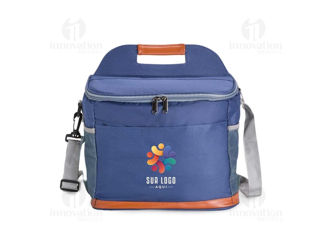 Bolsa térmica de 11 litros em cor vermelha, com alça ajustável e fecho de velcro. Ideal para transporte de alimentos e