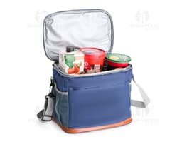 Bolsa térmica de 11 litros em cor vermelha, com alça ajustável e fecho de velcro. Ideal para transporte de alimentos e