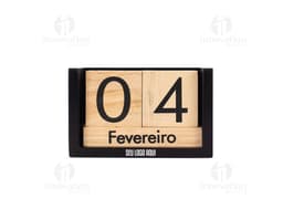 Calendário permanente de madeira em fundo branco, com blocos de madeira numerados e letras para os dias da semana.