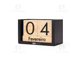 Calendário permanente de madeira em fundo branco, com blocos de madeira numerados e letras para os dias da semana.