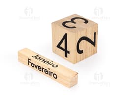Calendário permanente de madeira em fundo branco, com blocos de madeira numerados e letras para os dias da semana.