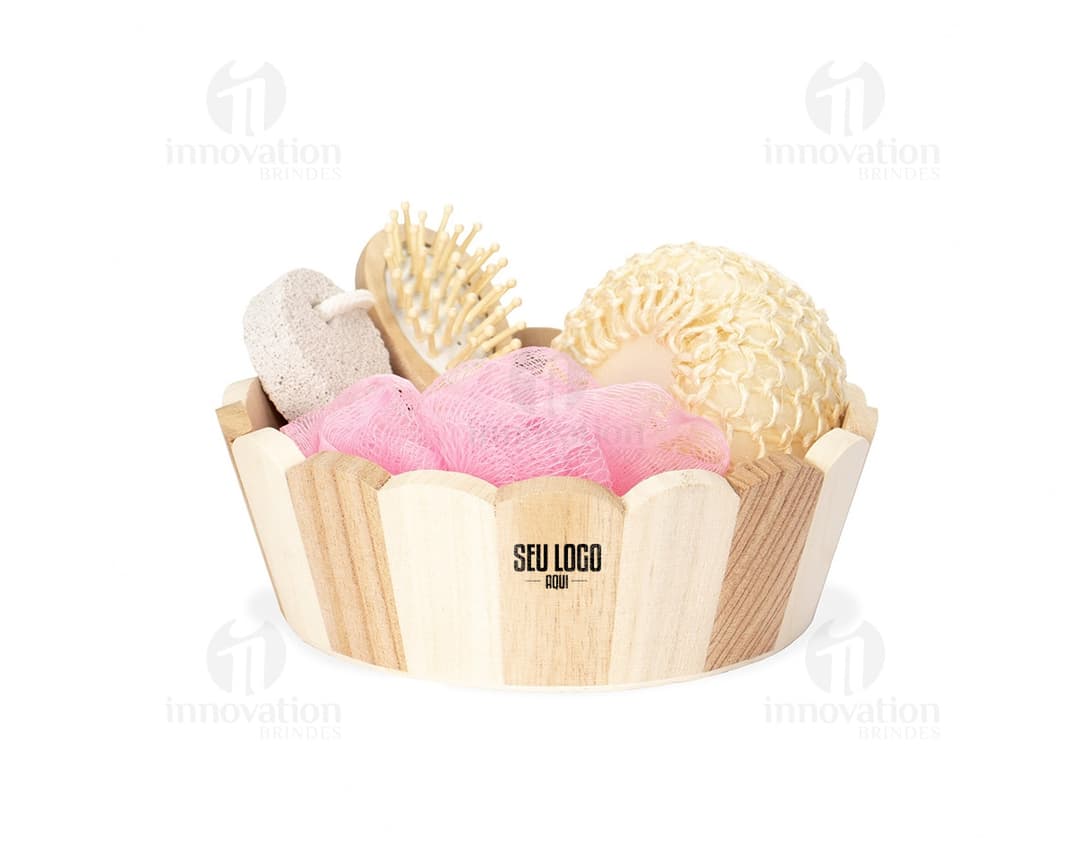 Kit de banho 4 peças contendo uma toalha de banho branca, uma toalha de rosto azul, um tapete de casa de banho cinza e uma