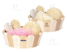 Kit de banho 4 peças contendo uma toalha de banho branca, uma toalha de rosto azul, um tapete de casa de banho cinza e uma