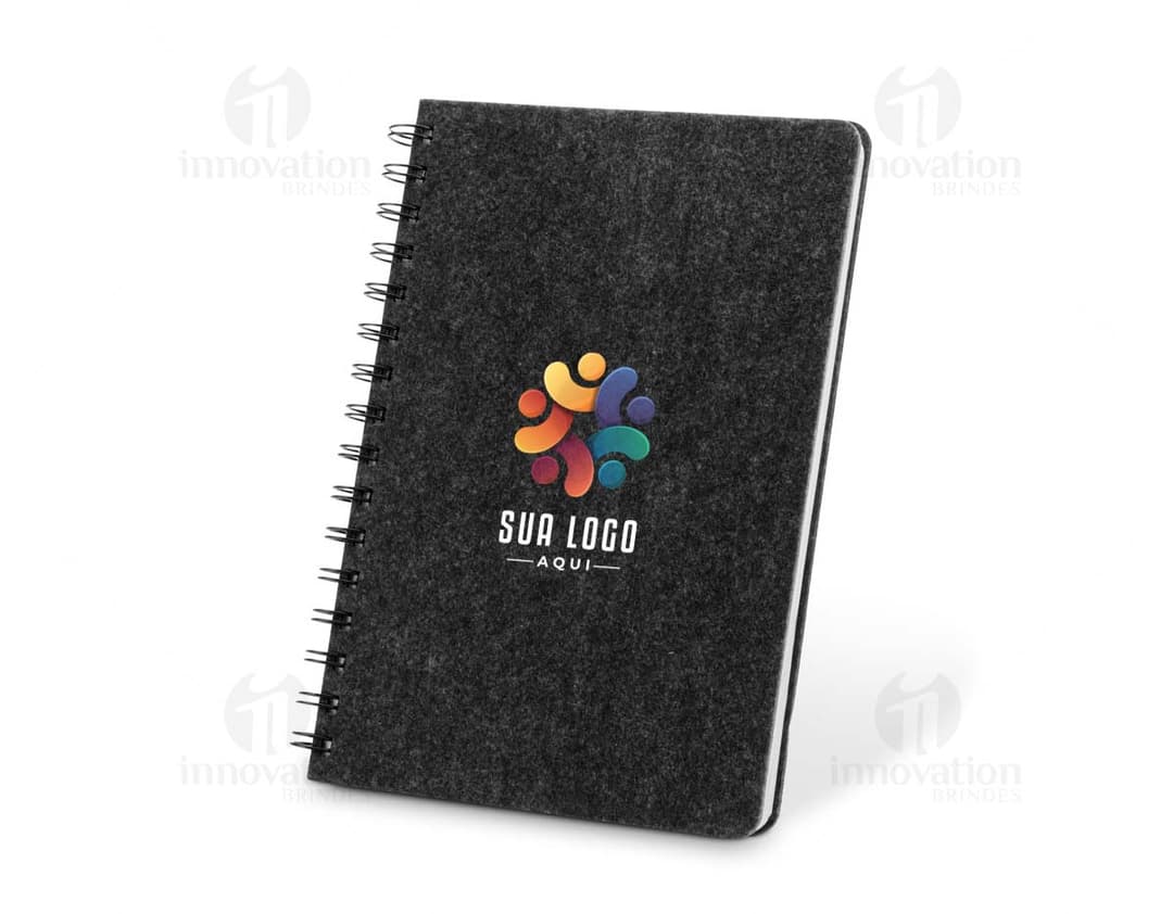 Cuaderno A5 de tapa en fieltro en color azul oscuro.