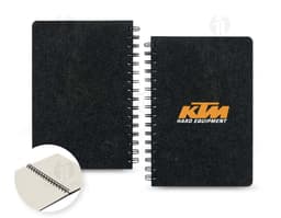 Cuaderno A5 de tapa en fieltro en color azul oscuro.