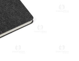 Cuaderno A5 de tapa en fieltro en color azul oscuro.
