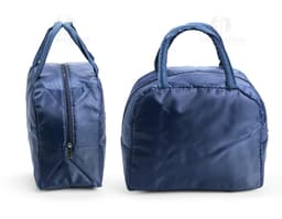 Bolsa térmica de 5 litros, na cor azul marinho, com alça e fecho lateral.