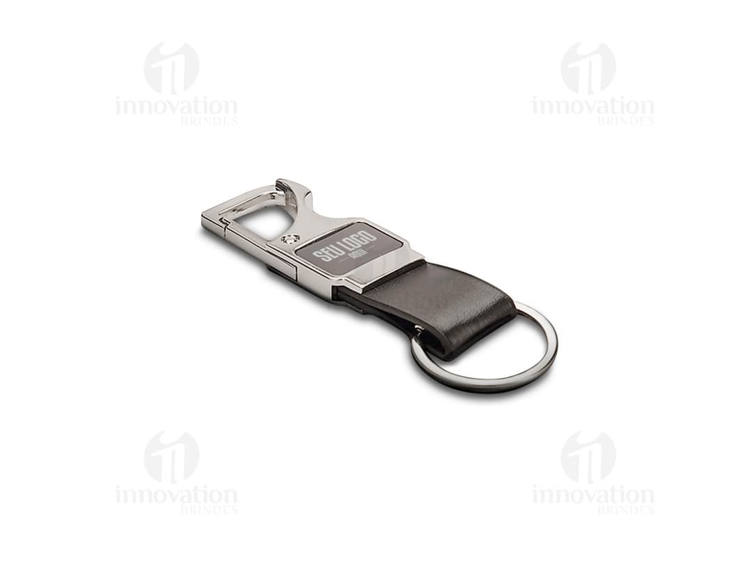 Chaveiro de metal com mosquetão e acabamento em couro animal preto. Elegante e moderno, combina estilo e praticidade. Ideal