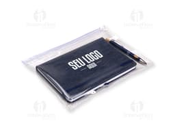 Pasta Zip Zap Média preta usada para armazenar documentos e equipamentos eletrónicos, com fecho de zipper e design moderno.