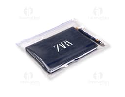Pasta Zip Zap Média preta usada para armazenar documentos e equipamentos eletrónicos, com fecho de zipper e design moderno.