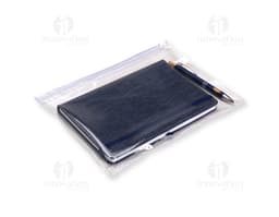 Pasta Zip Zap Média preta usada para armazenar documentos e equipamentos eletrónicos, com fecho de zipper e design moderno.