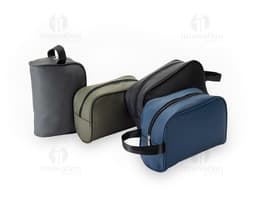 Mochila de couro preta contendo objetos como dinheiro, papel, computador, zipper, bolsa, wealth e office.