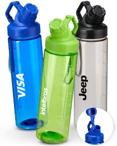 Squeeze plástico de 750ml, transparente, con tapa y líquido dentro. Embalaje utilizado para almacenar agua, bebidas u otros líquidos.