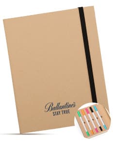 Bloco de anotações de papel em branco dentro de um recipiente de papelão, com espaço para mensagens e lembretes. Também estão presentes cinco canetas amarelas. A imagem remete a um ambiente de escritório, com objetos de papelaria e escrita.