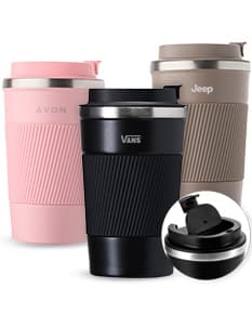 Copo térmico de 350ml em metal cromado, com tampa e parede dupla para manter a temperatura da bebida por mais tempo. Design vintage e retro, ideal para manter a bebida quente ou gelada. Cor preta e prateada, com detalhes de acabamento em aço.