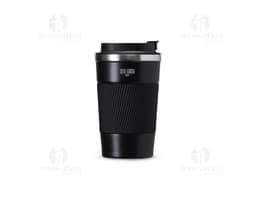 Copo térmico de 350ml em metal cromado, com tampa e parede dupla para manter a temperatura da bebida por mais tempo. Design