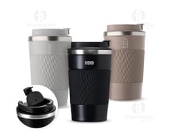 Copo térmico de 350ml em metal cromado, com tampa e parede dupla para manter a temperatura da bebida por mais tempo. Design