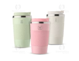 Copo térmico de 350ml em metal cromado, com tampa e parede dupla para manter a temperatura da bebida por mais tempo. Design