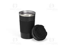 Copo térmico de 350ml em metal cromado, com tampa e parede dupla para manter a temperatura da bebida por mais tempo. Design