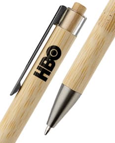 Caneta feita de bambu para escrita, com aspecto natural e sustentável. Ideal para uso no escritório, escola ou em casa. Corpo de bambu com ponta de metal, perfeita para desenho, caligrafia ou assinatura. Design clássico e elegante, em tons de marrom e amarelo.