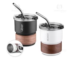 Copo em inox com canudo, ideal para conservar líquidos quentes ou frios. O copo possui um design colorido e criativo