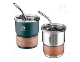 Copo em inox com canudo, ideal para conservar líquidos quentes ou frios. O copo possui um design colorido e criativo