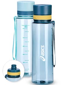 Garrafa plástica de 780ml, contendo líquido transparente. A tampa está fechada e a garrafa está limpa e saudável. A embalagem é de plástico e o design é simples e minimalista.
