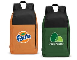 Mochila de poliéster preta com design moderno e elegante, com alças de couro, fecho de zíper, símbolo de bandeira nacional