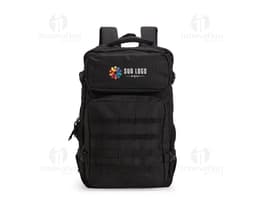 Homem de negócios sorridente, vestindo terno e mochila preta de 24 litros, feita de nylon Oxford. Ele está segurando uma