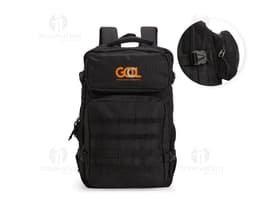 Homem de negócios sorridente, vestindo terno e mochila preta de 24 litros, feita de nylon Oxford. Ele está segurando uma