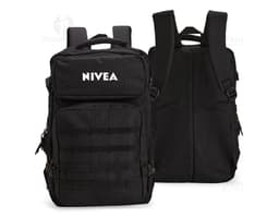 Homem de negócios sorridente, vestindo terno e mochila preta de 24 litros, feita de nylon Oxford. Ele está segurando uma