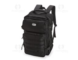 Homem de negócios sorridente, vestindo terno e mochila preta de 24 litros, feita de nylon Oxford. Ele está segurando uma