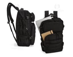 Homem de negócios sorridente, vestindo terno e mochila preta de 24 litros, feita de nylon Oxford. Ele está segurando uma