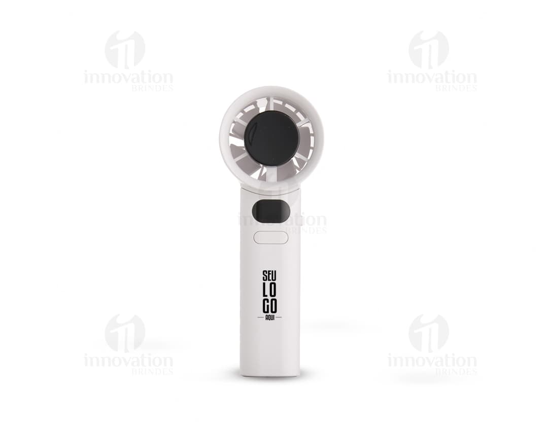Mini ventilador recarregável em metal prateado com botões de controlo e design moderno. Funciona por meio de um mecanismo