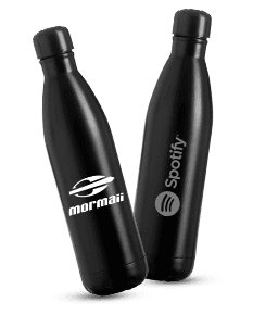 Garrafa térmica de 780ml na cor amarela, feita de plástico e com tampa de rosca. A garrafa está fechada e em pé, com design