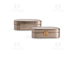 Porta joias com espelho em metal prateado, com design elegante e fechadura de segurança.