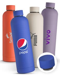 Garrafa de parede dupla de 750ml em inox, contendo líquido. Objeto de higiene e cuidados pessoais, com design moderno e clean.