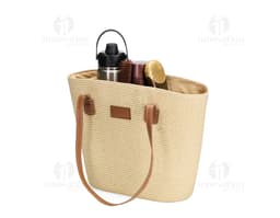 Bolsa de papel torcido marrom, de estilo moderno e elegante. Possui alça de couro, zíper e fecho de metal, ideal para compras